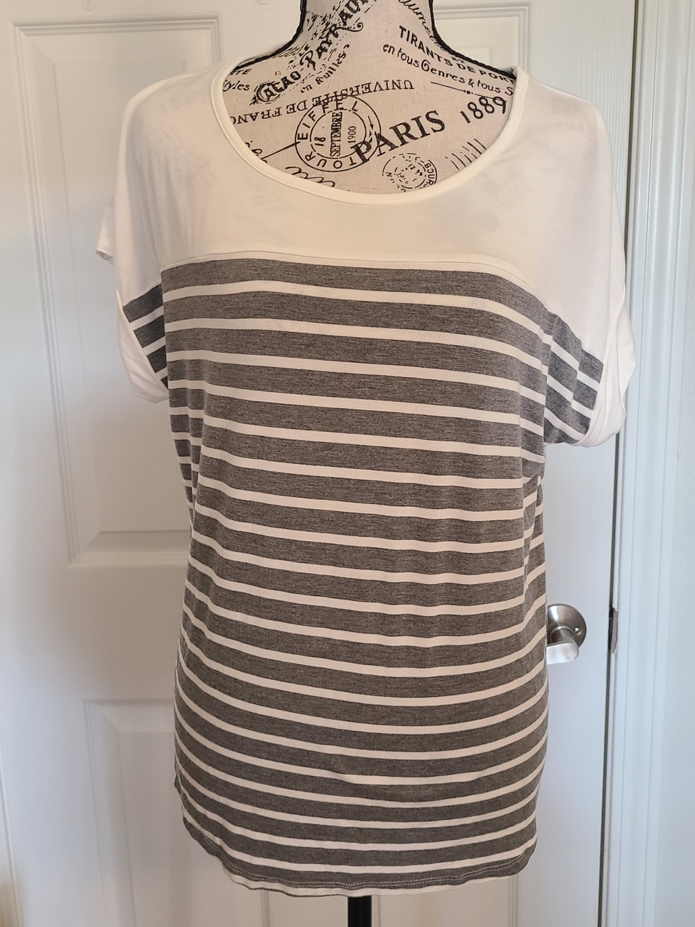 Cable & Gauge White and Gray Striped Short Sleeve Scoop Neck Top